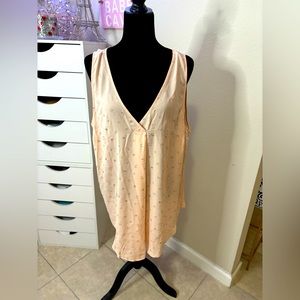 Torrid Light Peachy V-Neck Star Printed Tank Blouse 3X Like New